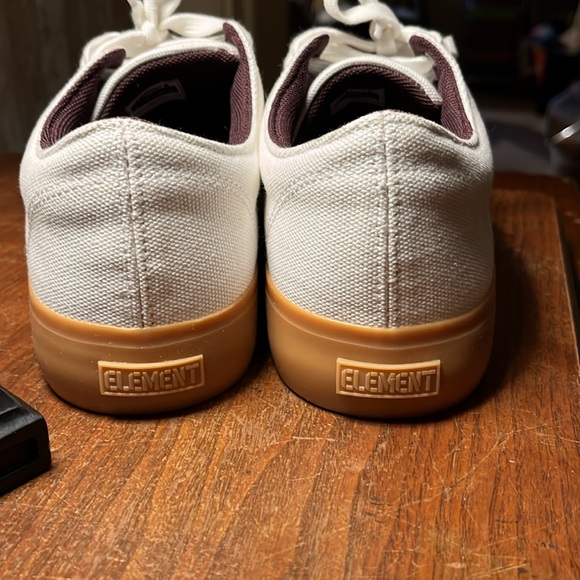 NWOT element men’s size 9 white canvas shoes with gum soles. Never worn. NWOT - Picture 5 of 7